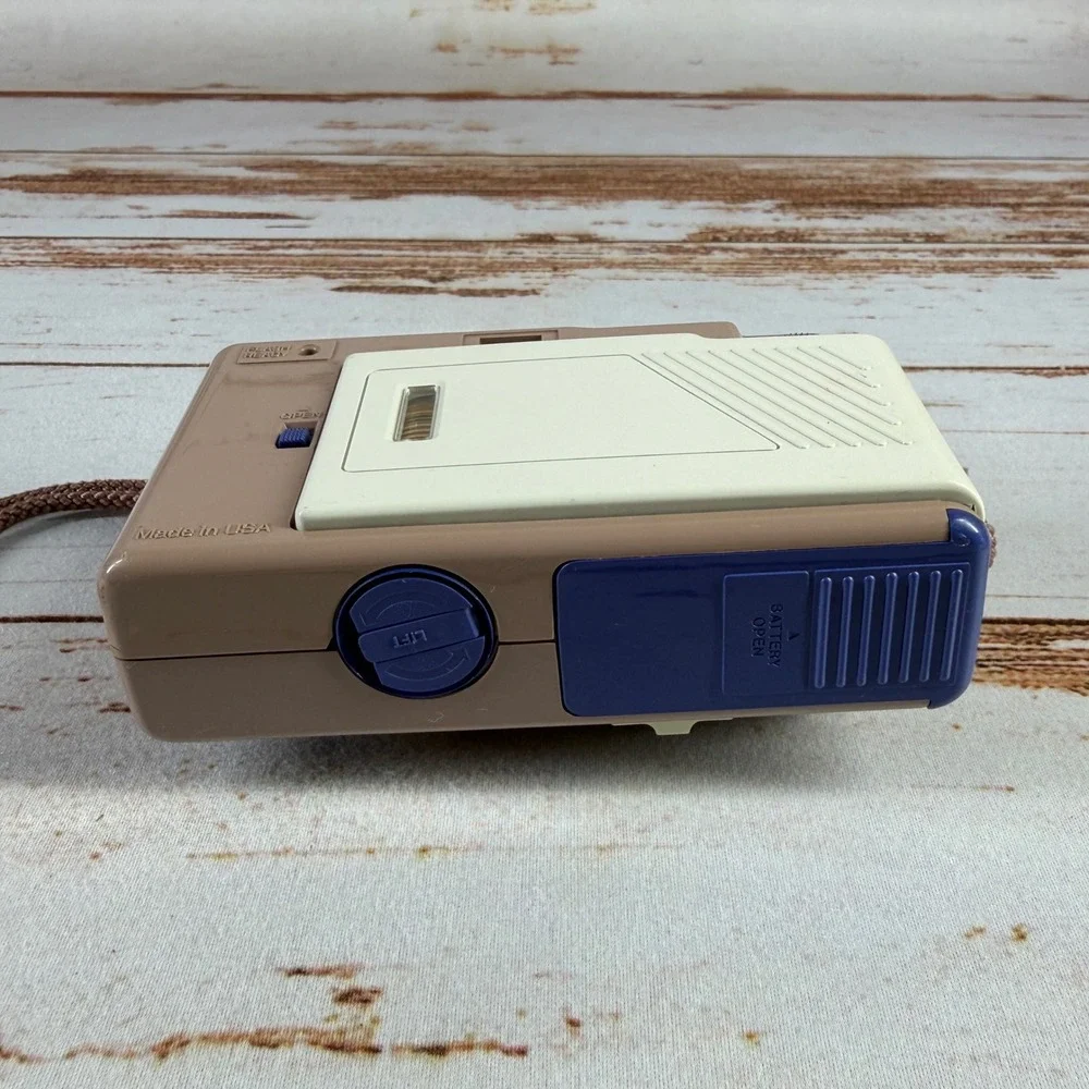 Vintage Le Clic 35mm Film Camera Tan Cream Blue Point and Shoot with Flash USA